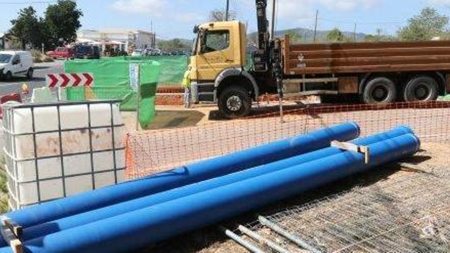 Obras de la instalación de la nueva canalización, en el cruce de Can Jordi, para llevar agua desalada al núcleo urbano de Sant Josep.