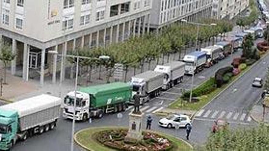 La caravana de camiones atraviesa la avenida de Esteiro en Ferrol durante la marcha en contra del decreto del carbón. / fran martínez
