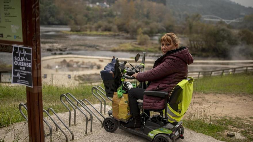 Los edificios de Galicia suspenden en accesibilidad: «No es justo que no pueda ni entrar en mi casa sin ayuda»