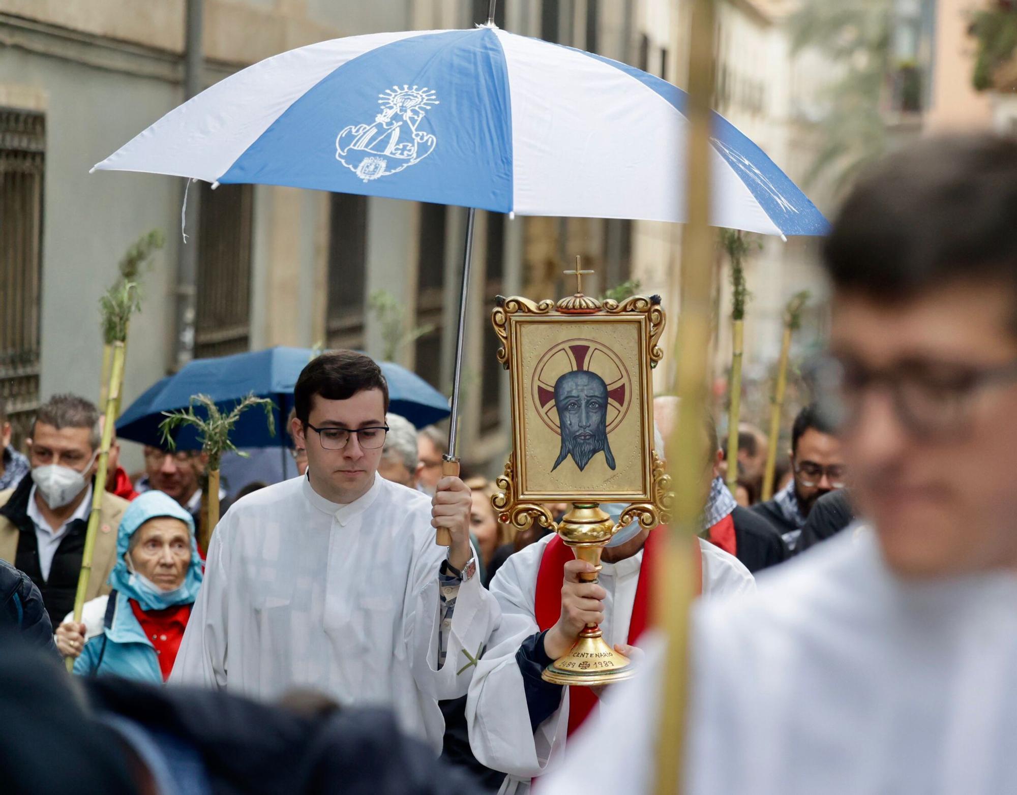 Miles de alicantinos acompañan a la Santa Faz en su peregrinación pese a la lluvia