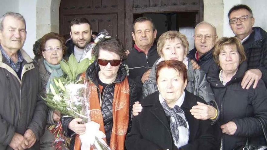 La centenaria Paulina Fernández, en el centro con abrigo negro y pañuelo, durante el acto en su honor.