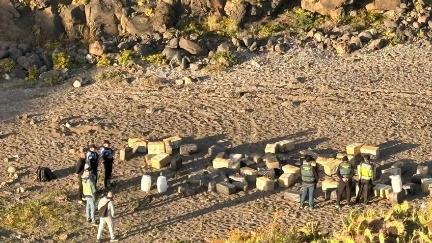 Ocho detenidos por transportar 3.000 kilogramos de hachís en una narcolancha en Gran Canaria