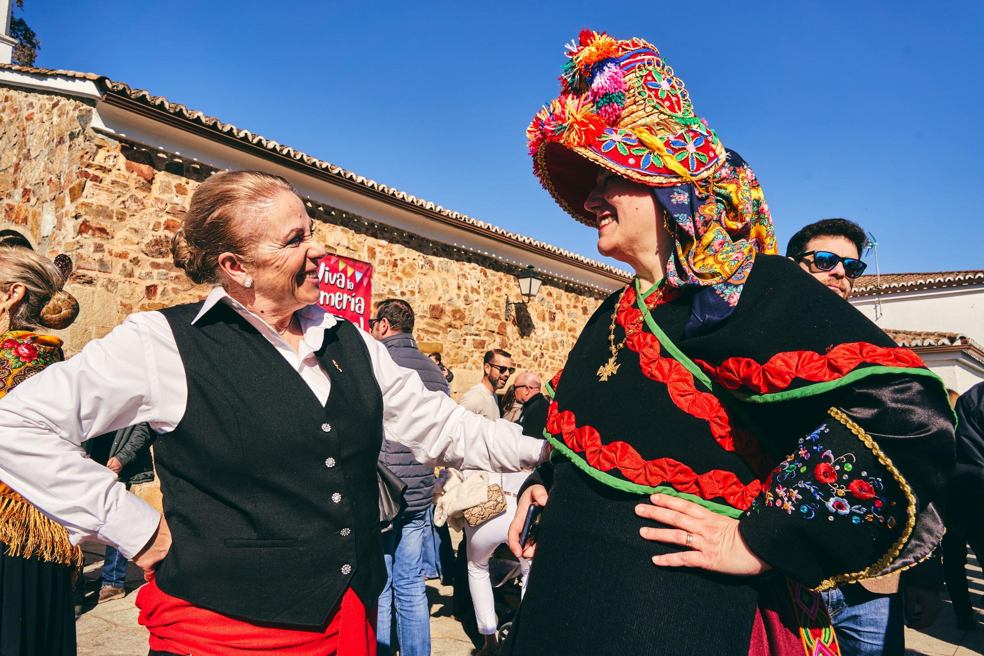 Miles de cacereños celebran San Blas congregándose en la explanada de su ermita