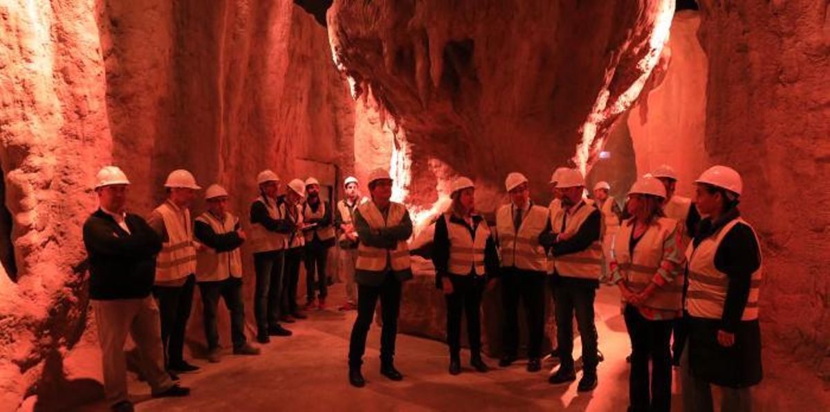 Visita de Lambán, Aliaga y Mayte Pérez a Dinópolis