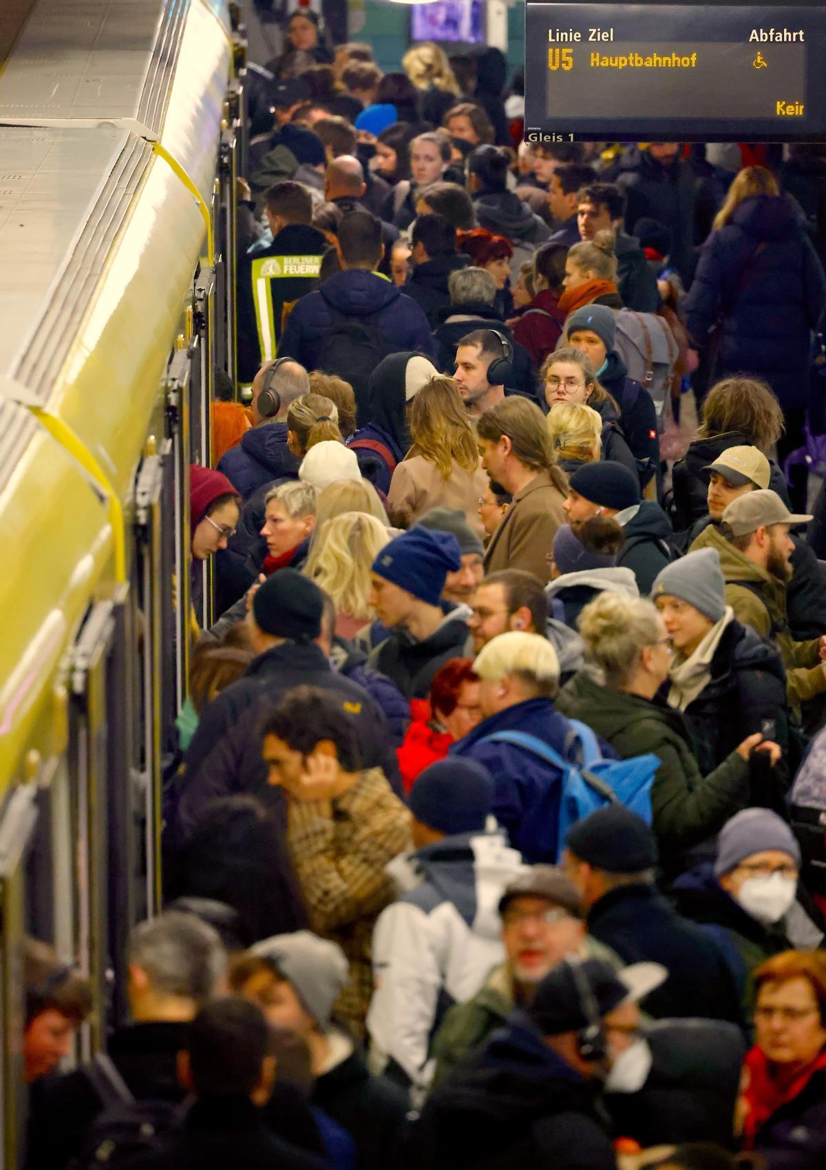 Alemania se para el lunes por una huelga a gran escala que los sindicatos han convocado en todo el transporte. Los trabajadores del sector público elevan la presión para exigir subidas del 10,5% para compensar la elevada inflación