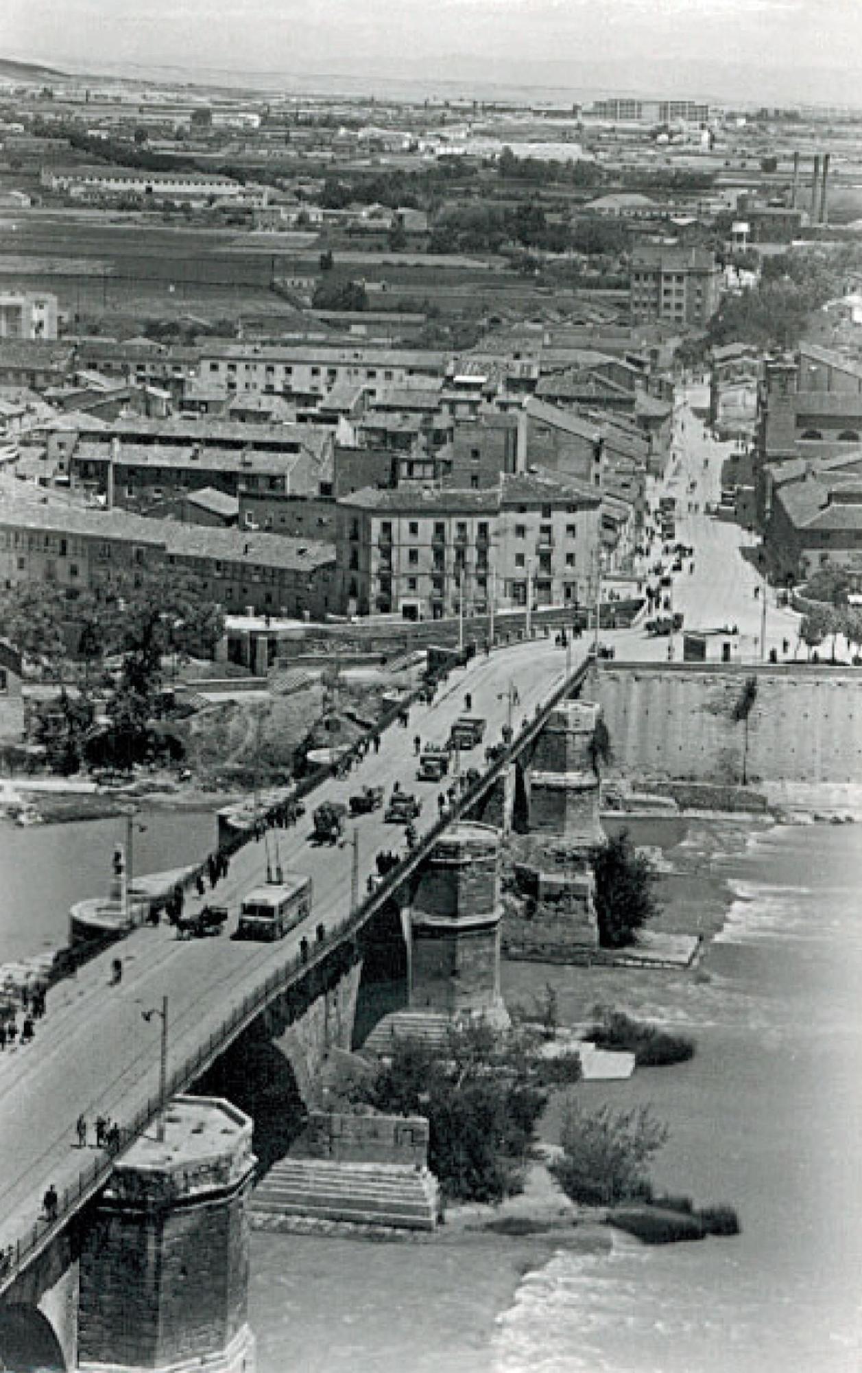 El Puente de Piedra, al fondo el Royo Villanova.