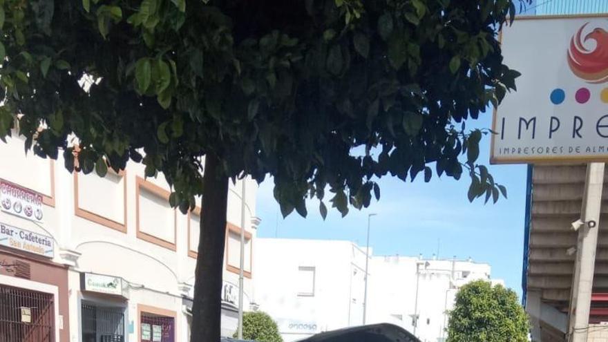 Fallece un hombre de 57 años en Almendralejo al chocar su vehículo contra un árbol