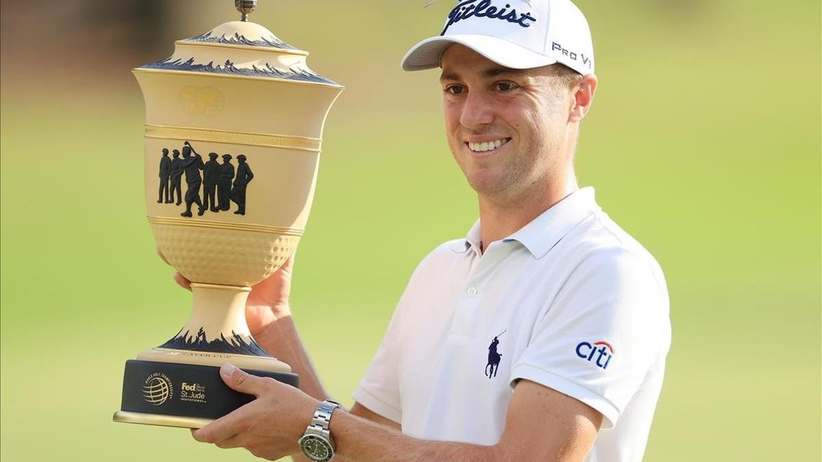 Justin Thomas posa con el trofeo tras su victoria en Memphis