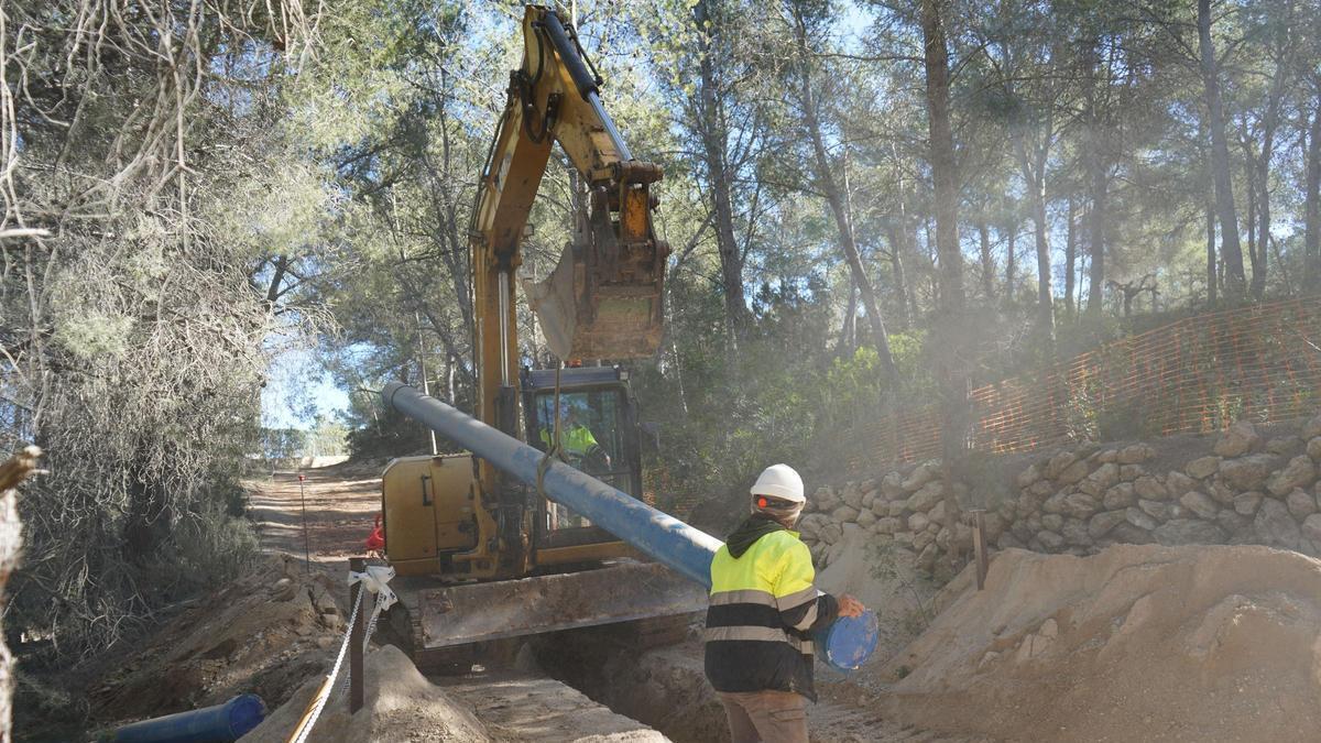 Inicio de las obras para llevar agua desalada a Cala Llonga
