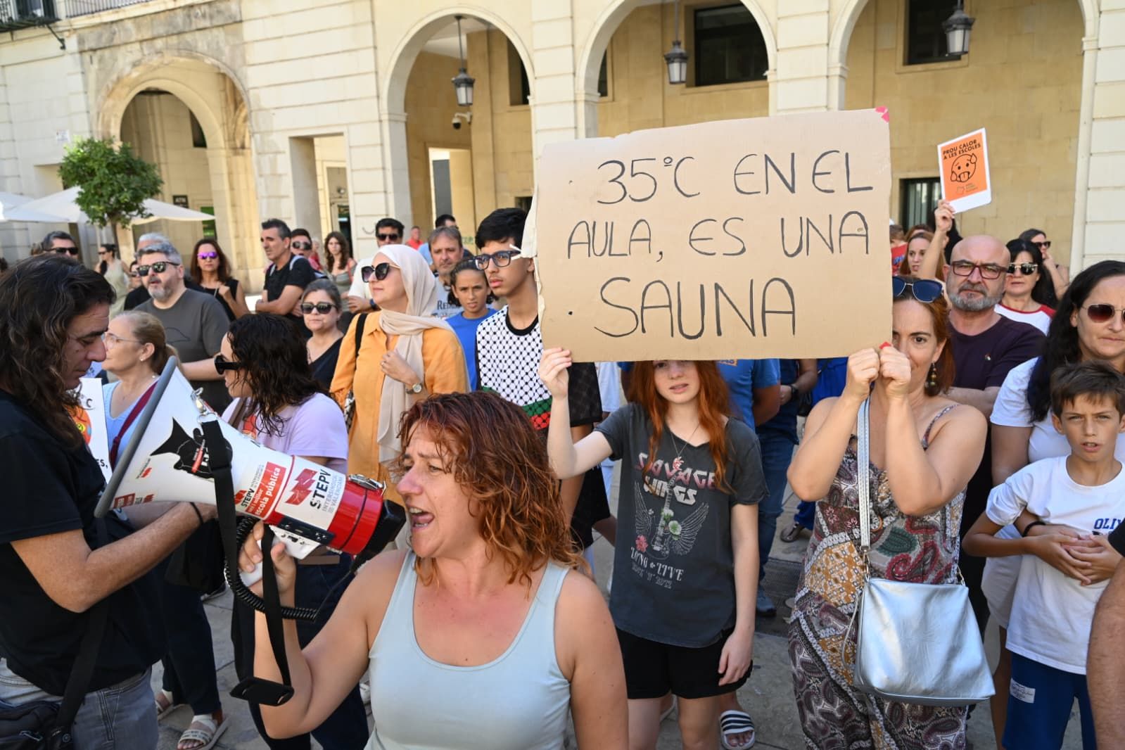 Continúan las protestas por el calor en las aulas de Alicante