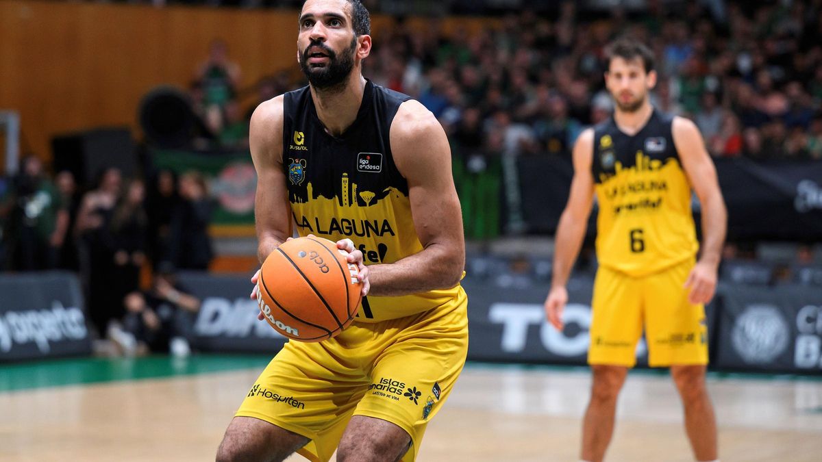 Thomas Scrubb se dispone a lanzar un tiro libre.