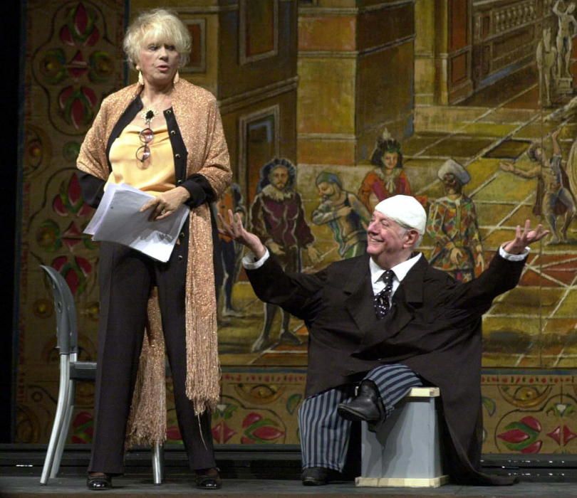 Dario Fo se disfraza de Silvio Berlusconi en su show satírico 'L'Anomalo Bicefalo' junto a su esposa Franca Rame, en Roma en 2003.