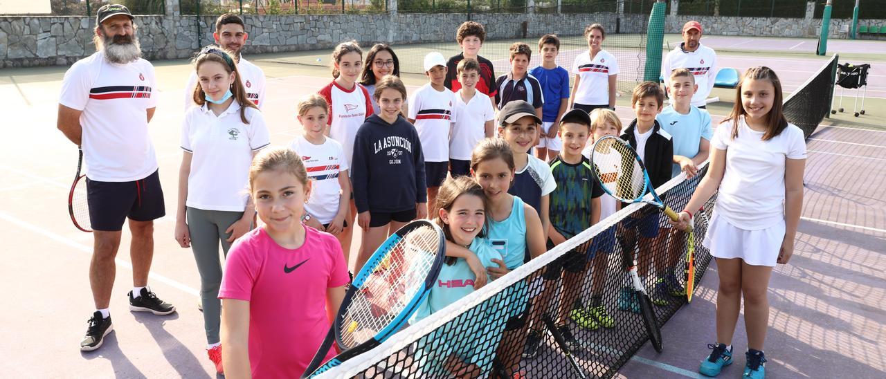 Por la izquierda Luis Álvarez, África Álvarez, Javier Campos, María Rodríguez, Cecilia Izquierdo, Carmen Fernández, Rosita Cuetos, David Hevia, Gonzalo Pérez, Rodrigo Montes, Nicolás Torres, Pelayo Echevarría, Sandra González y Alfredo Louzao; en la fila delantera, por la izquierda, Eugenia Díaz, Ana Nevot, Jana Meana, Perla Cuetos, Mateo Suárez, Adrián Canal, Lope Domínguez y Marcos Canal; y delante de la red, Nadia López, ayer, en el Real Club de Tenis de Gijón