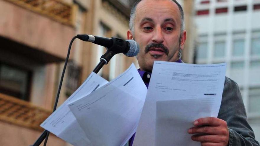 El vilagarciano Josito Porto, en un acto en la plaza de Galicia. // Iñaki Abella