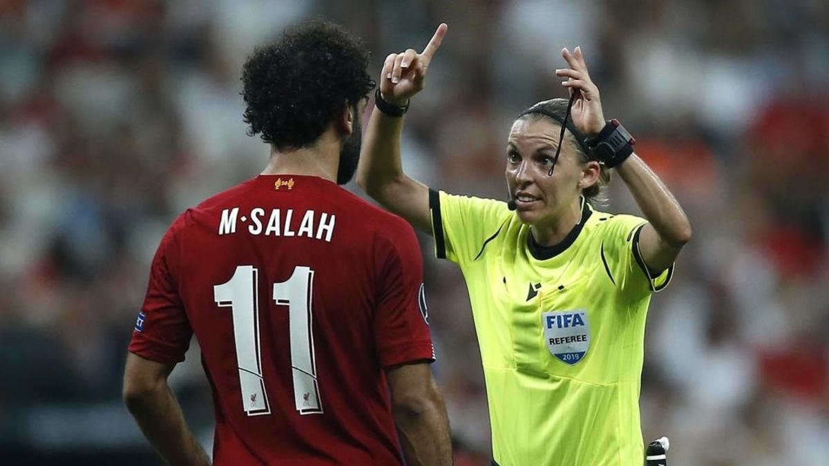 La árbitra francesa Stéphane Frappart, frente a Mohamed Salah, estrella del Liverpool.