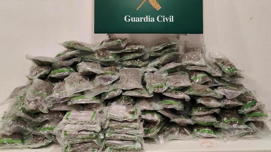 Exampat a la Jonquera amb 19 quilos de marihuana i 5 d&#039;haixix ocults entre les rodes del cotxe