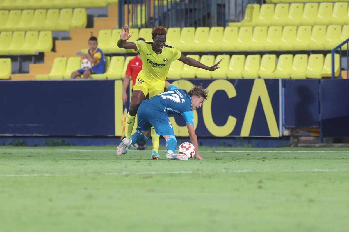Lance de la pugna del balón en la que interviene el central Ayouba Koné.