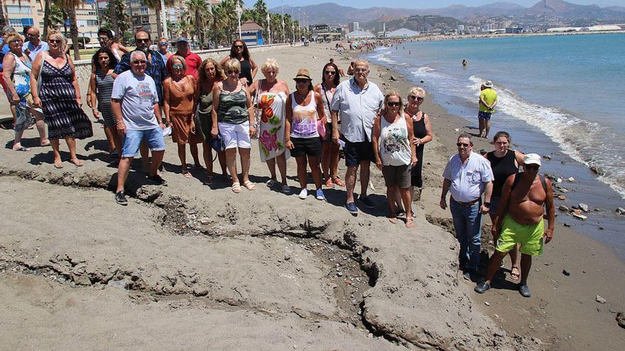 Miembros de la plataforma ciudadana, ayer en la zona más deteriorada de la playa, el tramo del chiringuito Pedro Gutiérrez a la Misericordia.