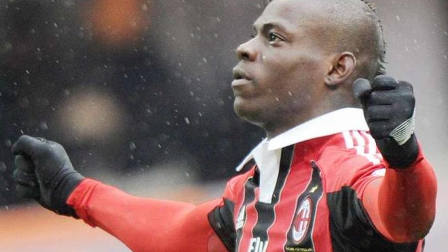 Balotelli celebra el primero de sus goles al Palermo, ayer en San Siro. // FDV