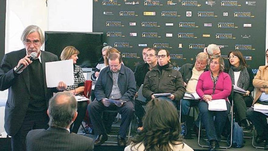 El director del Ouff, de pie, con el jurado, durante la lectura de los premios.  // Fotos Jesús Regal