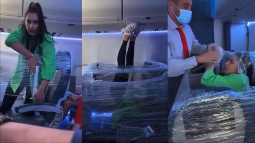 Una mujer se construye su propia primera clase en un vuelo con film transparente