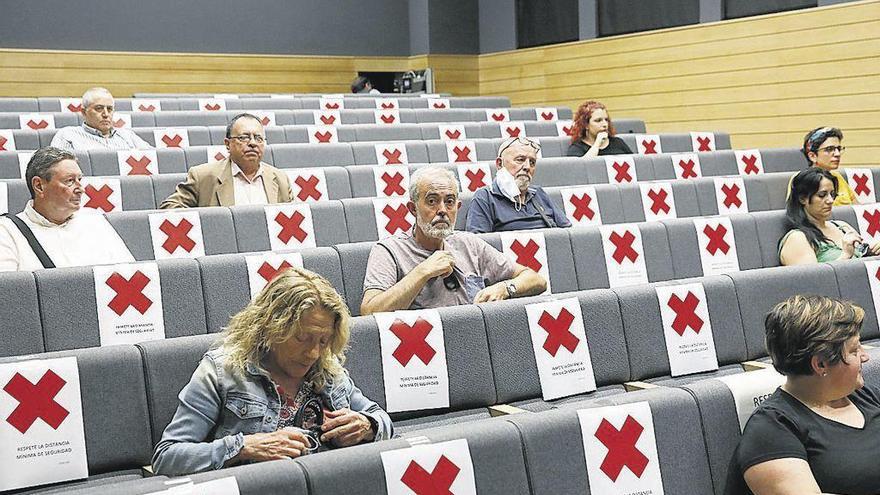 La reunión de los líderes vecinales de la zona sur celebrada ayer en la Escuela de Comercio.