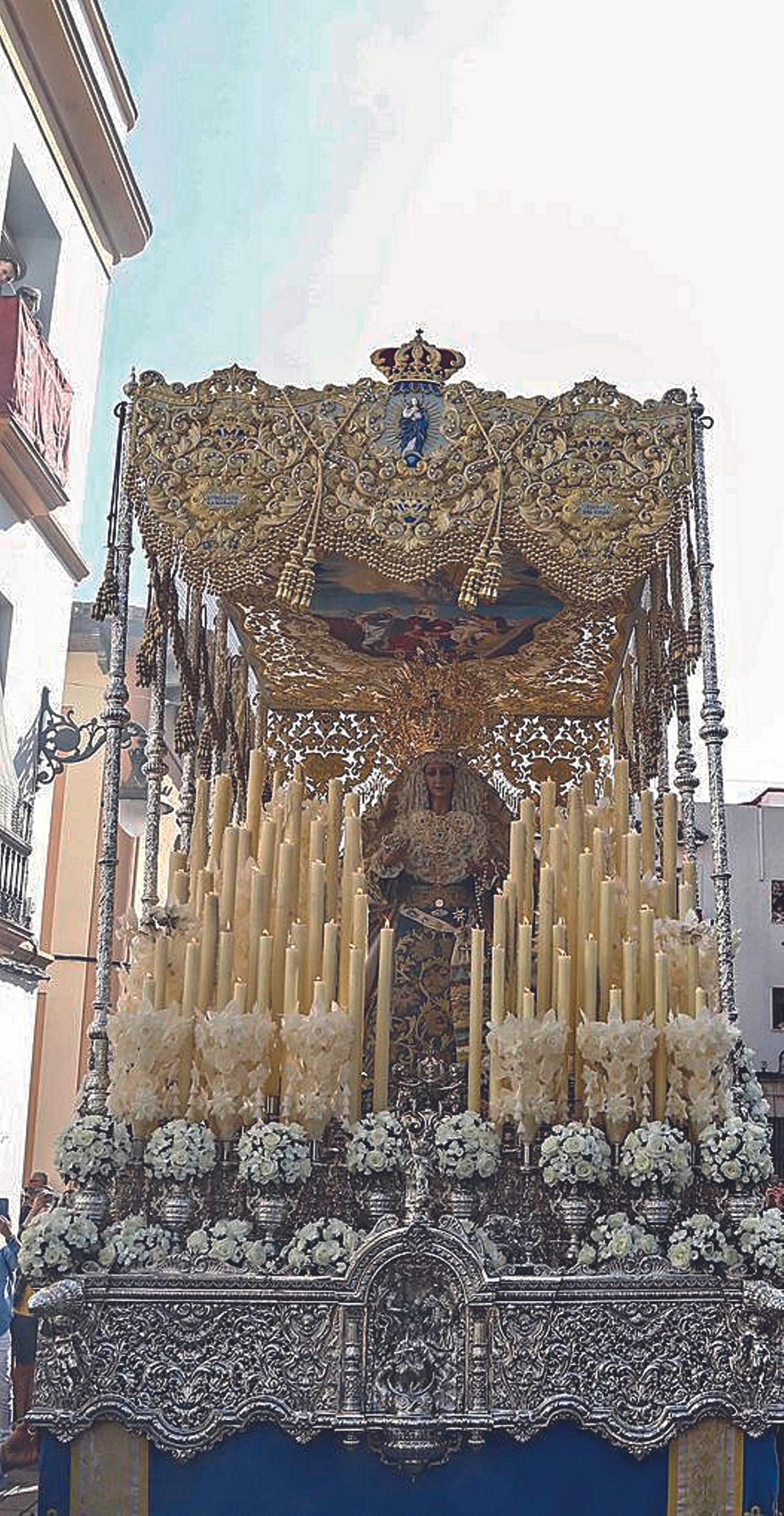 Virgen de la Alegría. Por primera vez se verá en la calle concluido el brdado del paso de palio.