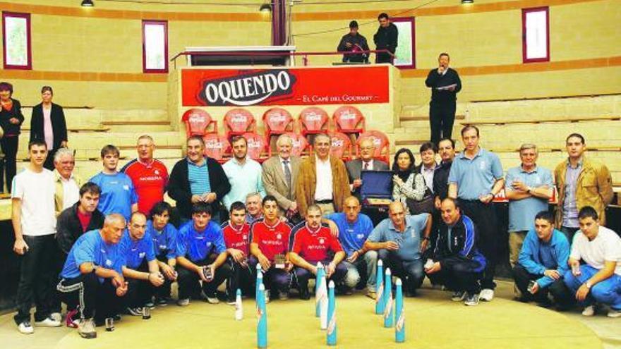 Premiados, patrocinadores y organizadores del memorial «Faustino Rodríguez», ayer, en la bolera de Lugones.