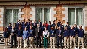 MADRID, 25/02/2026.- Los Reyes Felipe VI (c-i) y Letizia (c-d) reciben en audiencia al equipo español que participó en los Juegos Olímpicos de Invierno de Milano-Cortina 2026, este miércoles en el Palacio de la Zarzuela, en Madrid. EFE/ Daniel González