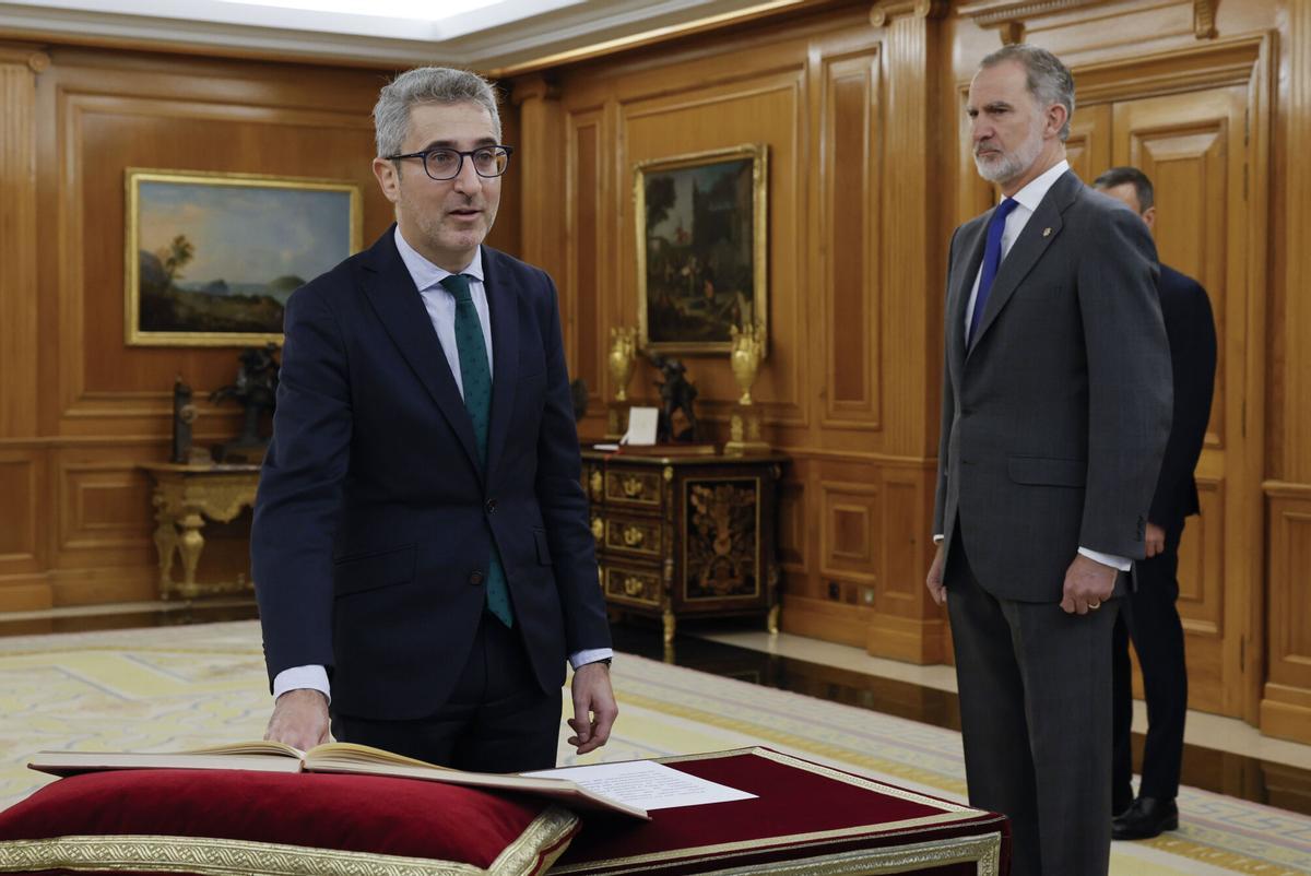 El nuevo ministro de Hacienda, Arcadi España (i), jura su cargo ante Felipe VI (d) el pasado viernes durante un acto celebrado en el Palacio de la Zarzuela.
