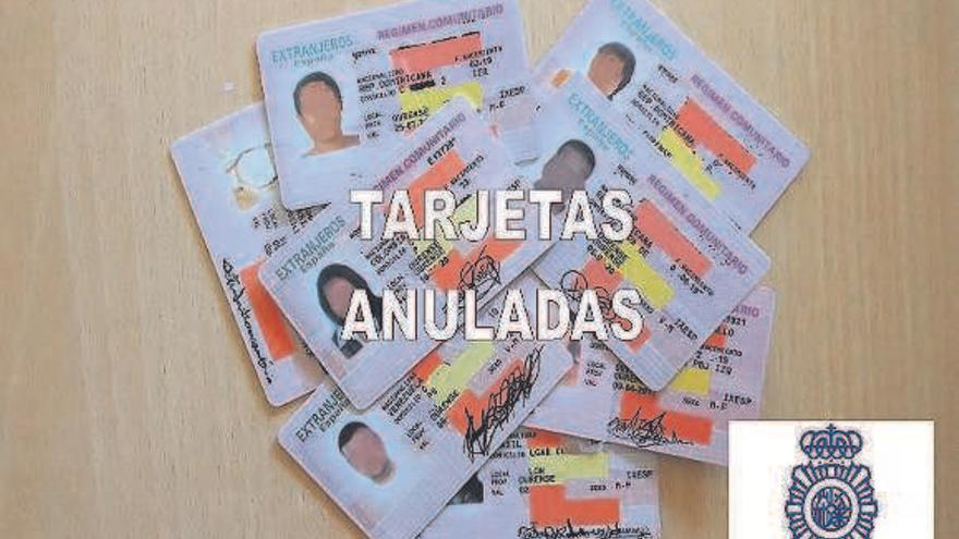 Tarjetas de residencia de beneficiados anuladas por la policía. / l. o.