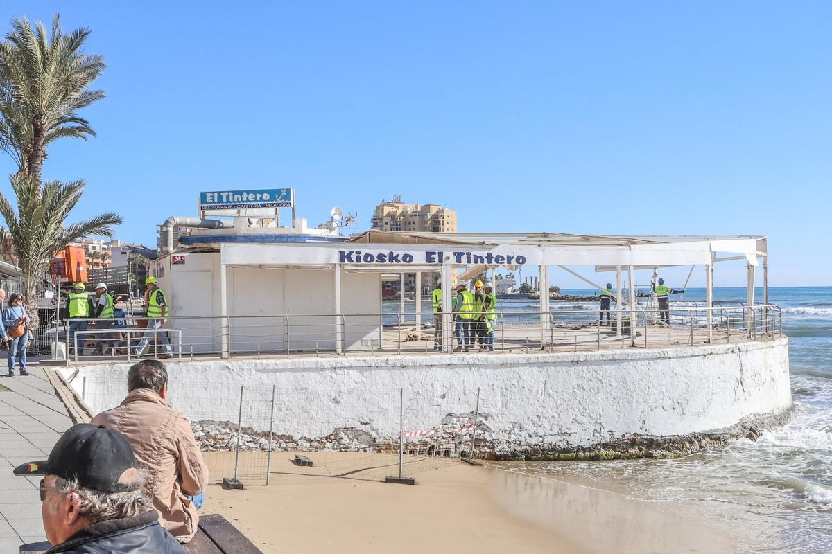 Trabajos de desmontaje y demolición del Kiosco El Tintero en la playa del Cura de Torrevieja por parte del servicio provincial de Costas