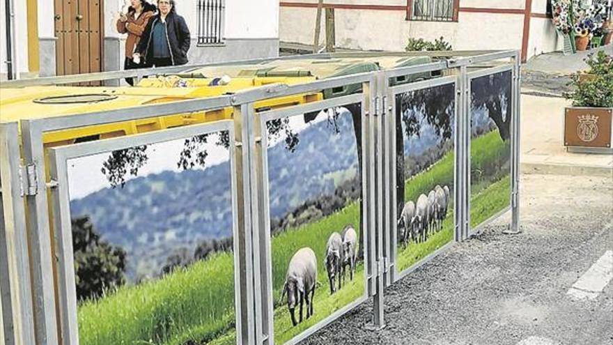 Los contenedores de basura se decoran con motivos de la dehesa