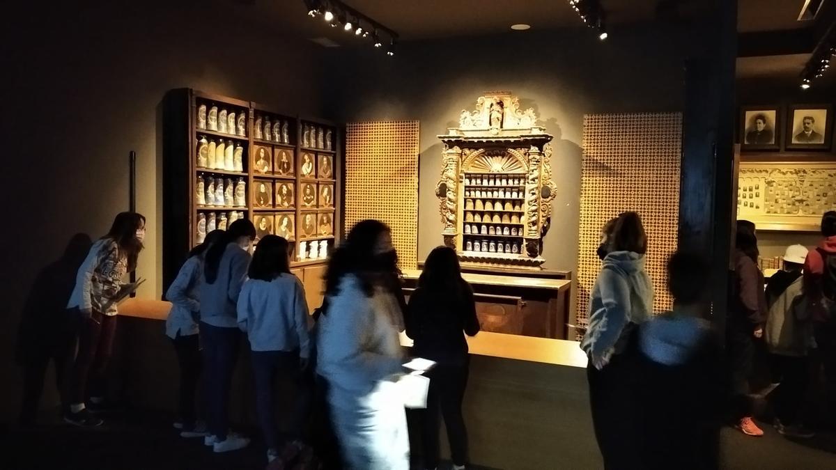 Escolars durant una visita a l’antiga Farmàcia Esteva de Llívia
