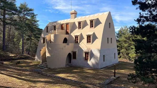El misterioso edificio de Gaudí que ha permanecido olvidado durante décadas en medio de un bosque de Barcelona