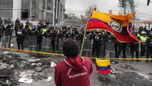 Continúan las protestas en Quito pese al toque de queda.