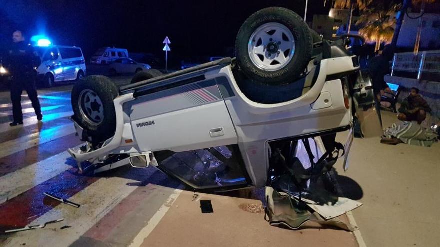 Un conductor ebrio vuelca su coche en Xàbia y tres ocupantes resultan heridos