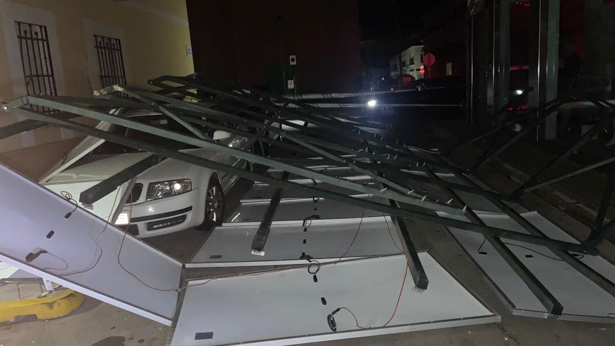 Unas placas solares cayeron sobre un coche en la calle Almazara de Fuente Palmera.