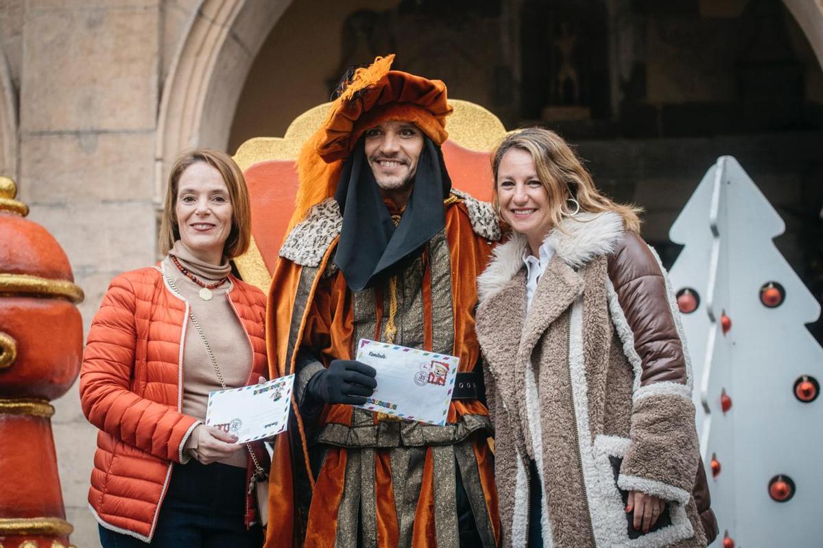 El Cartero Real, con la alcaldesa Begoña Carrasco (a su derecha) y la edila de Fiestas, Noelia Selma (izquierda).