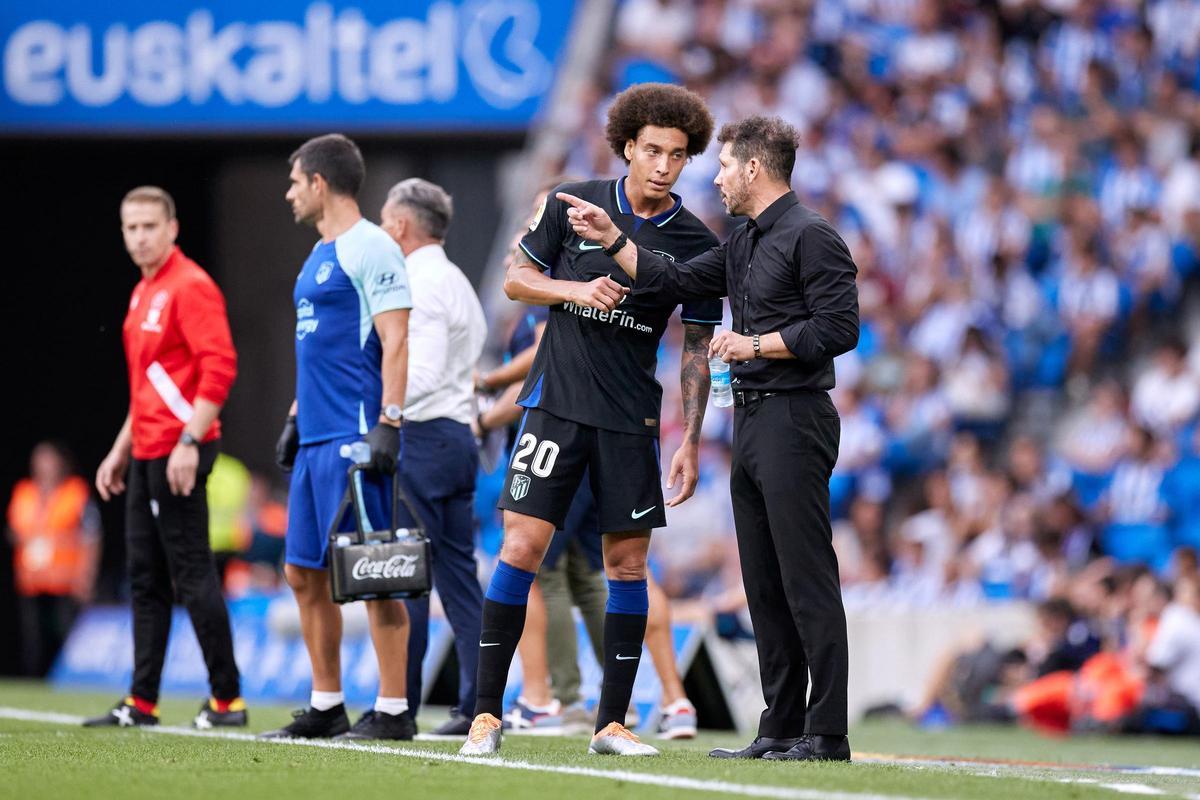 Diego Pablo Simeone y Axel Witsel conversan en un partido de Liga del Atlético.