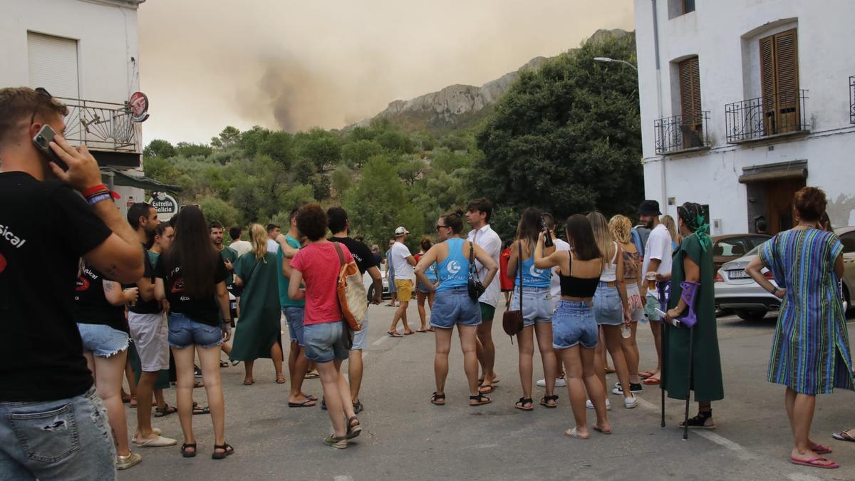 El incendio en la Vall d'Ebo calcina 2.200 hectáreas y se estudian desalojos