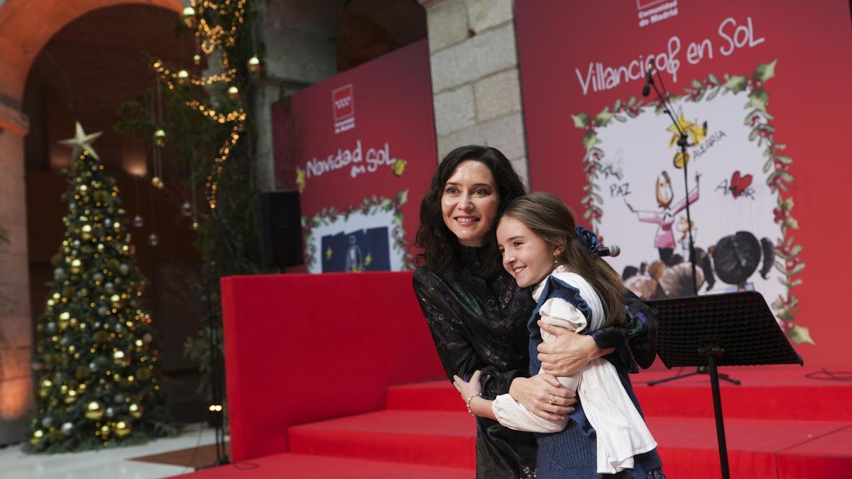 Isabel Díaz Ayuso se ha convertido este domingo en en una espectadora más de la actuación de Lucía Torres dentro del ciclo 'Villancicos en Sol'