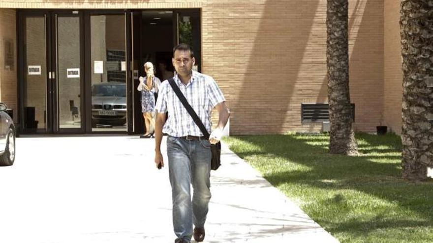 El magistrado Carlos San Martín en una imagen del pasado verano a su salida de los juzgados de Orihuela .