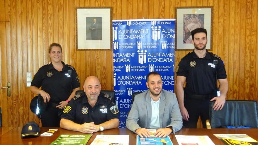 El jefe de la Policía de Ondara, Toni Galiano junto al alcalde, José Ramiro en la rueda de prensa.