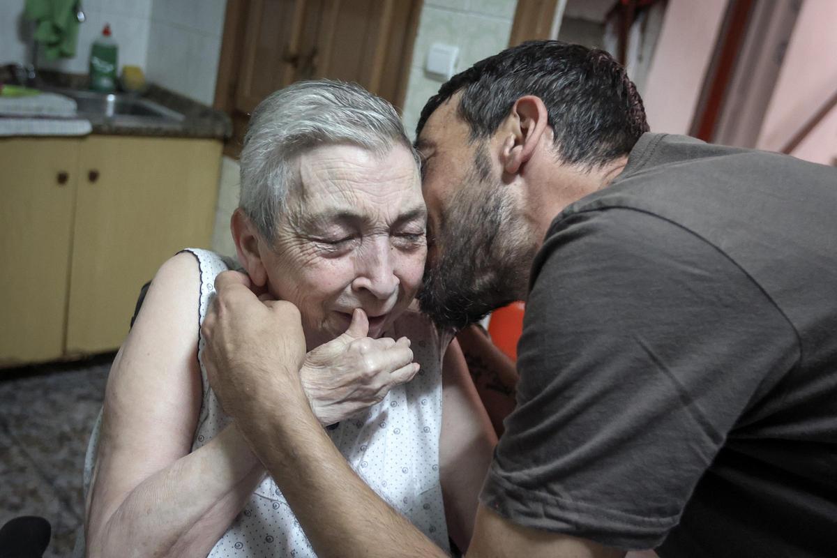 La vivienda familiar desde los años sesenta ha sido puesta a la venta por un fondo buitre con los residentes dentro "como una oportunidad de inversión"