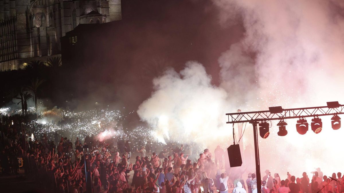 'Correfoc' celebrado la noche de este lunes en el Parc de la Mar.