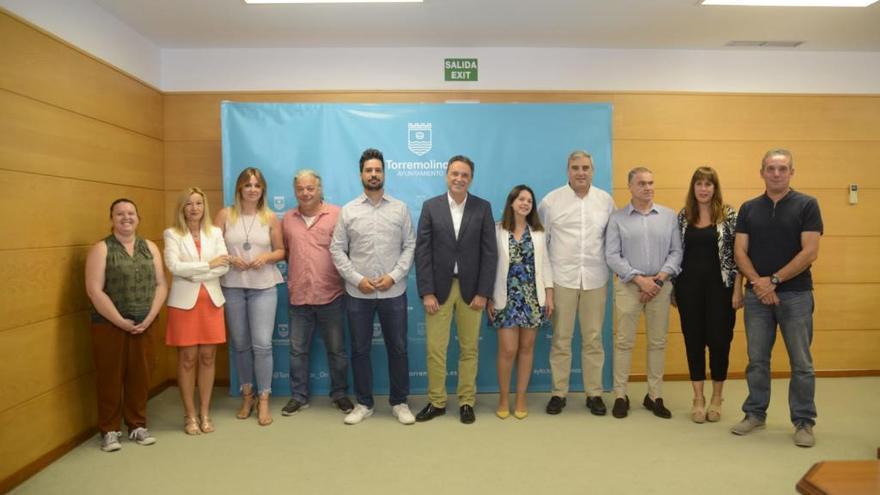 Los integrantes del nuevo gobierno torremolinense, tras la firma del acuerdo entre PSOE y Adelante.