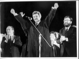 Jordi Pujol, Pasqual Maragall i Narcís Serra celebren la designació de Barcelona com a organitzadora dels Jocs Olímpics del 1992.