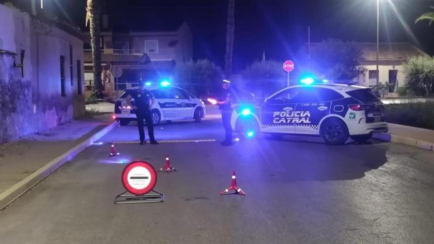 La Policía de Catral evita el robo en un salón de juegos pero los autores huyen tras embestir a la Guardia Civil