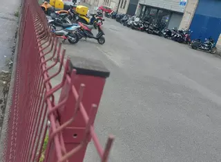Fatal accidente en un concesionario de Gijón: un hombre de 60 años, muy grave al caer sin casco cuando iba a aparcar la moto que fue a probar